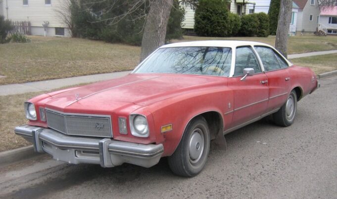 Araba-Teknik-Bilgi-1975-Buick-Regal-Hardtop-Sedan-3.8L