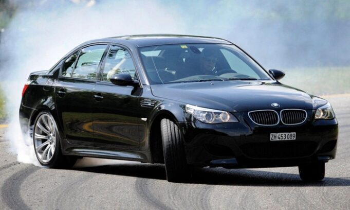 ArabaTeknikBilgi-2004-2010-BMW-M5-5.0i